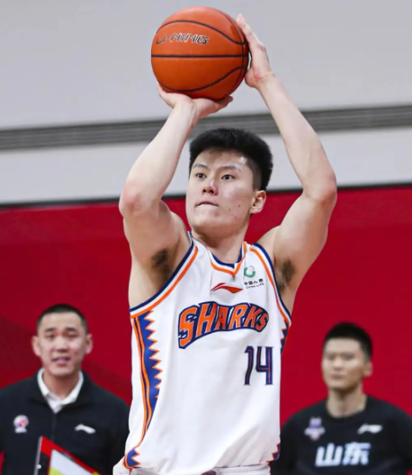 李春江是否重回上海男篮？篮球界的悬念与期待在CBA的赛场上，李春江的名字始终