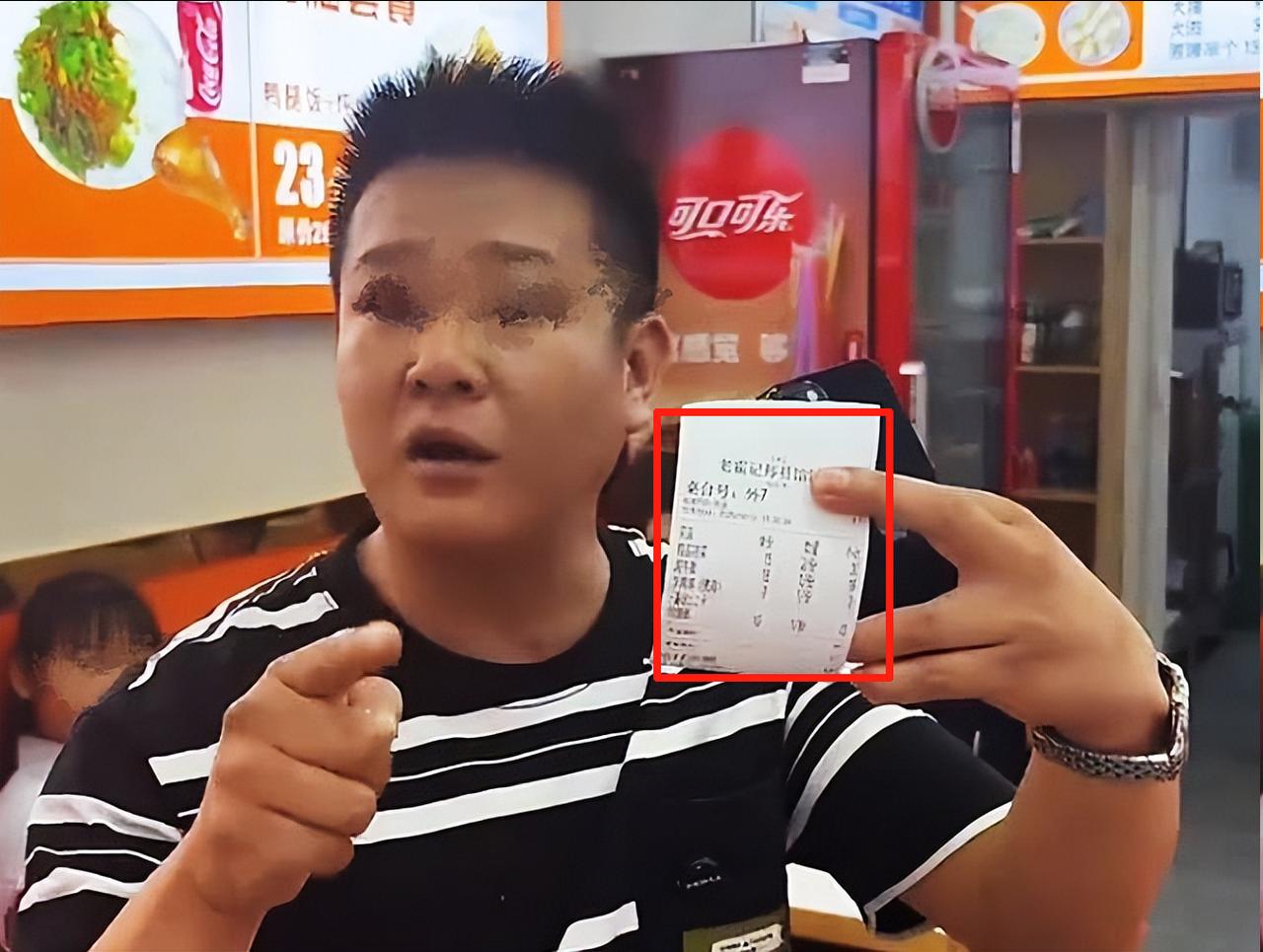 2个大人领着5个小孩去饭店吃饭，因为一碗面，反复续面，引起商家不满，随后发生了一