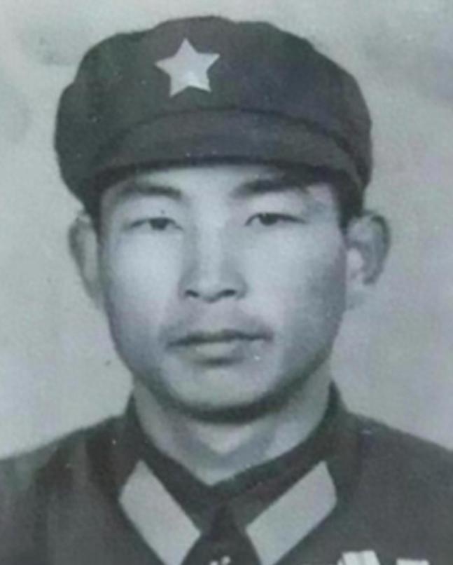 1984年通信员在望远镜中，在阵地前沿看到6头牛，有人在匍匐驱赶牛群，仔细一看竟