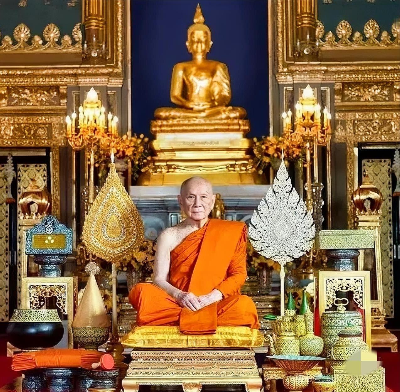 现任泰国僧王颂德帕摩诃穆尼翁，今年已经99岁了，泰国国王也要对他行跪拜礼。泰国