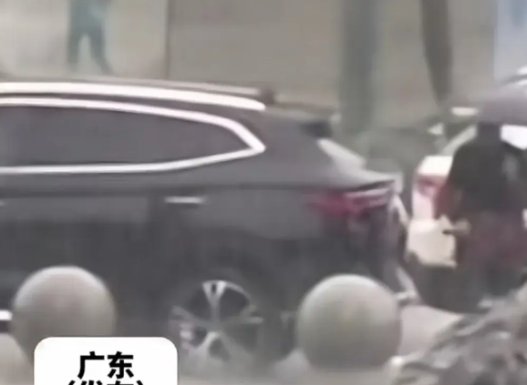 “破防就在一瞬间！”下大雨，女子让丈夫开车送自己到店里，好说歹说丈夫都不愿意送！
