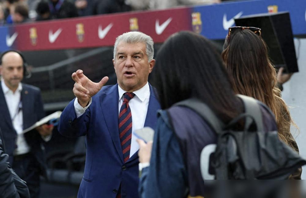 25亿欧元负债压顶，巴萨的命和梅西的魂二选一。今天，11万巴萨会员用投票决