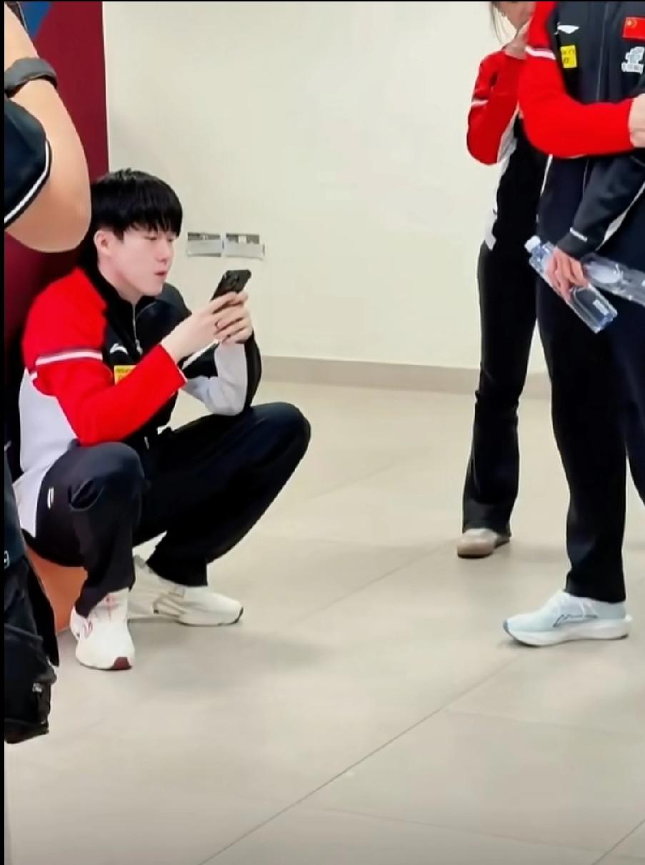 笑不活了！世界第一的“接地气”名场面，王楚钦这波操作太绝了谁懂啊家人们！刷