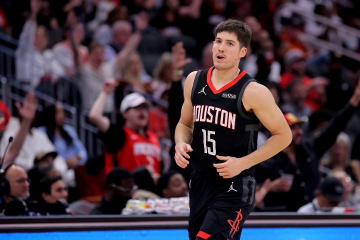 今天火箭队在自己的主场战胜了费城76人队。本场比赛火箭队主动调整了他们的先发阵容