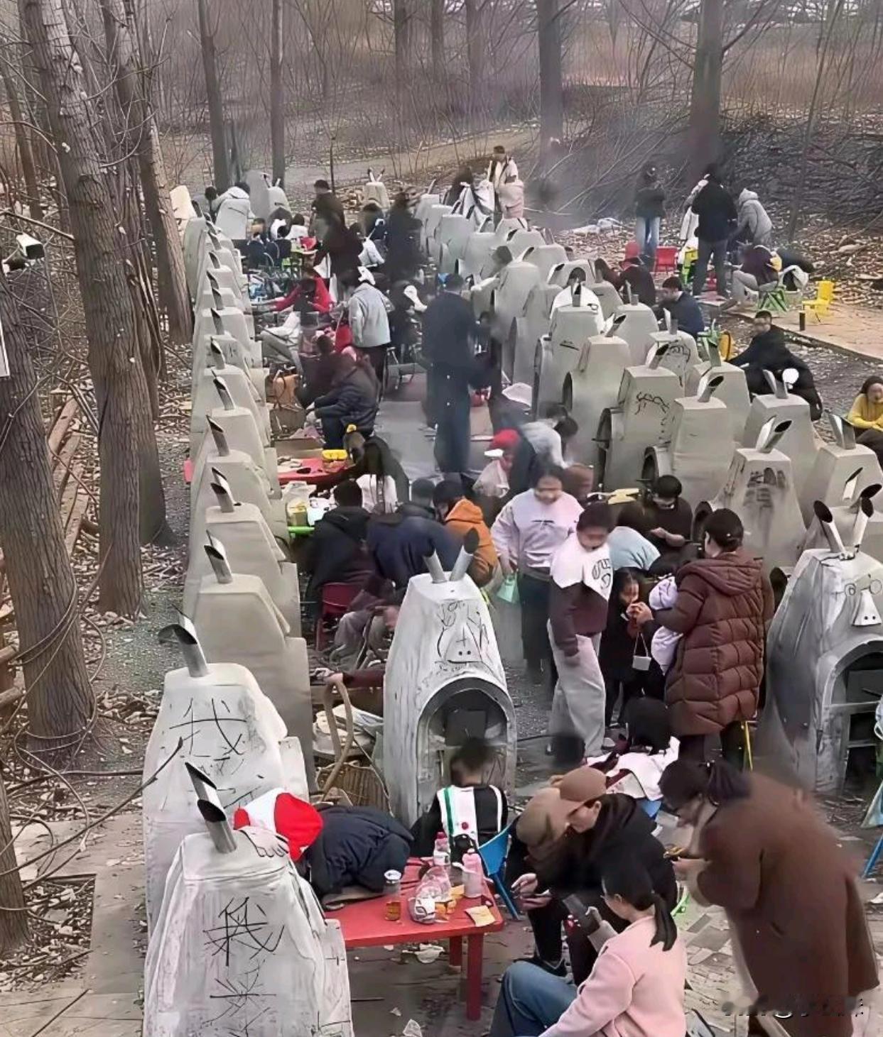 妈呀！吓我一跳！城里人真会玩！还好是大白天，如果是晚上真以为是墓地呢……