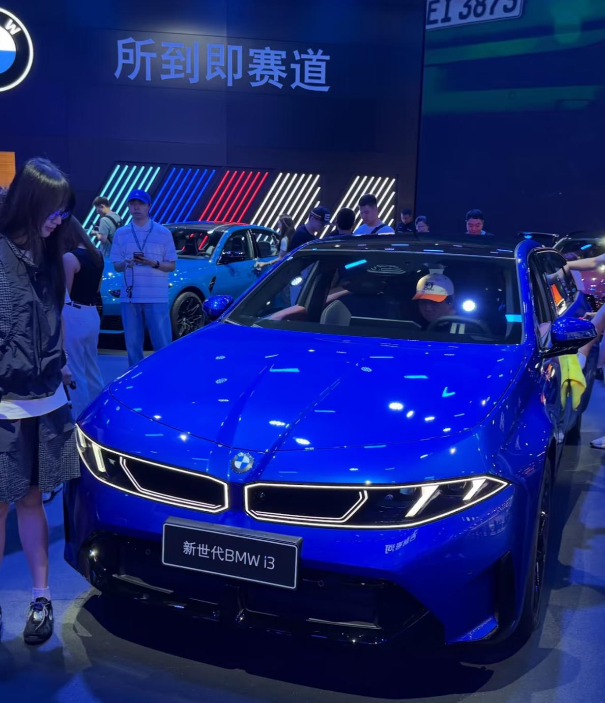 新一代宝马i3，老牌豪华纯电轿车，改款之后看点不少。宝马的底盘操控一直是强项，