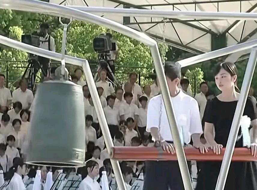 昨天，日本整得挺隆重，纪念广岛遭原子弹轰炸80周年！日本首相的发言，继承了以往