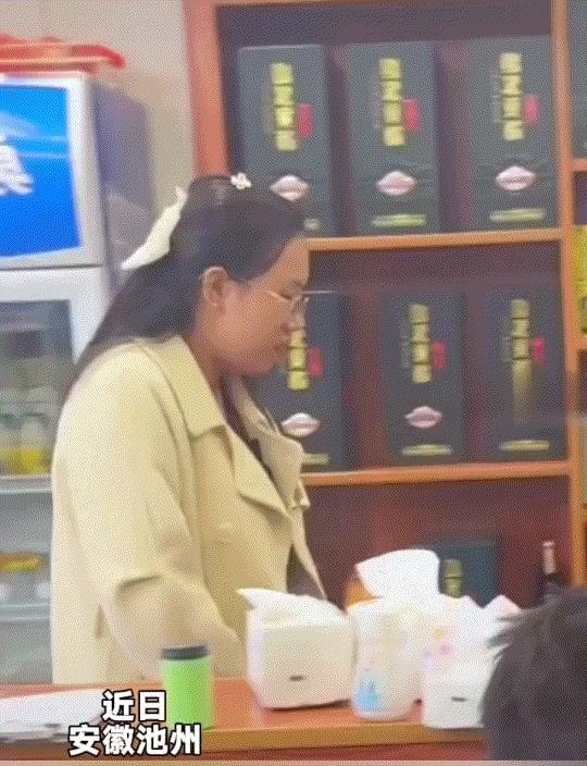 笑不活了，安徽，一小女孩周末在自家店子里玩，不料她的班主任正好在隔壁吃饭，于是班