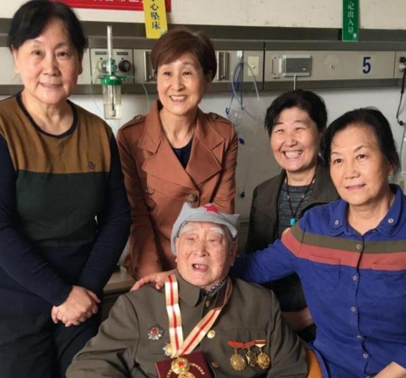 1943年，两名伪军打扫战场时，发现一个八路军还活着，正要上前补刀。举着刺刀