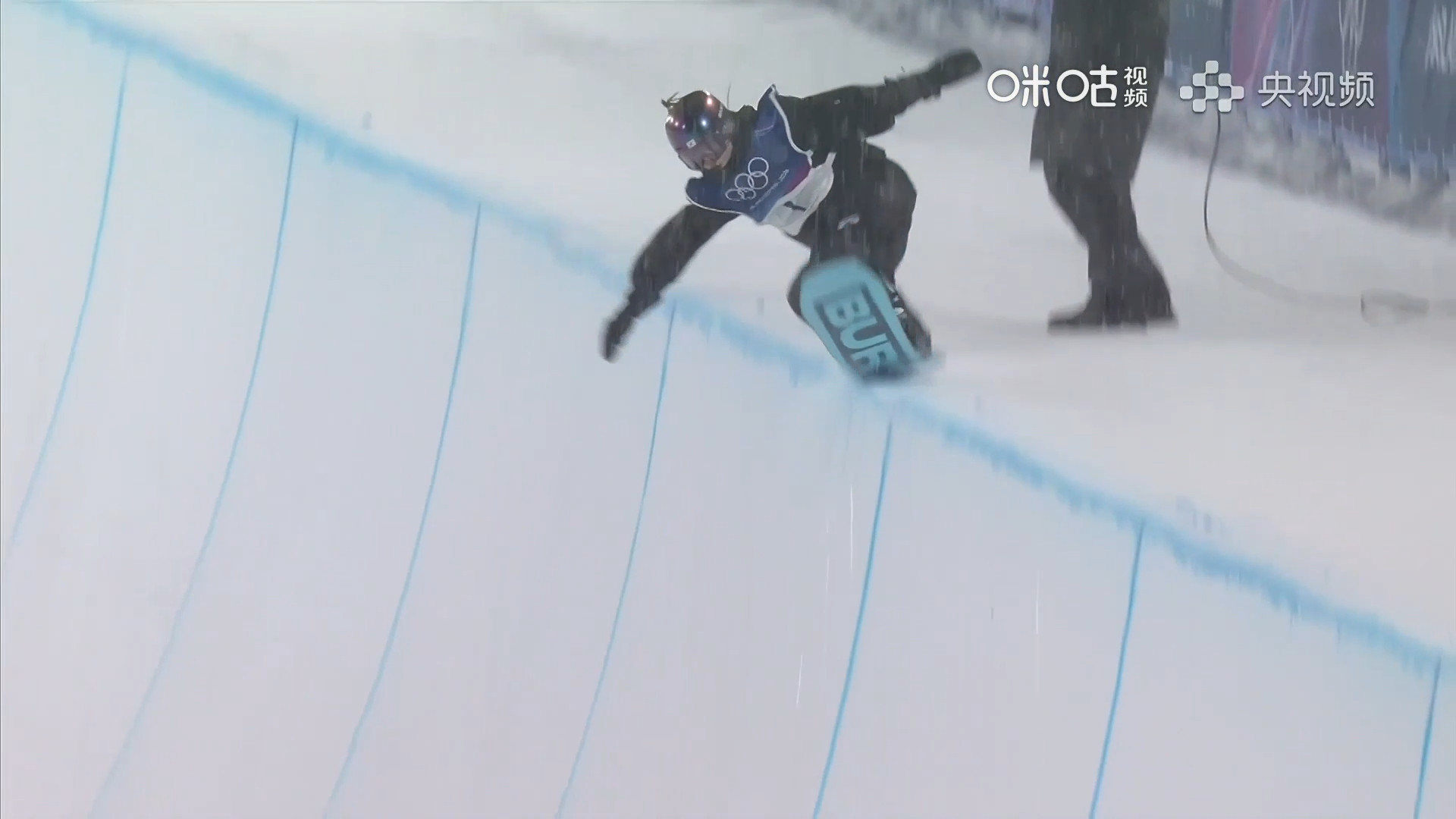 #崔佳恩摔倒#吓人！单板滑雪U型场地决赛，韩国选手崔佳恩落在了U槽的沿上直接摔