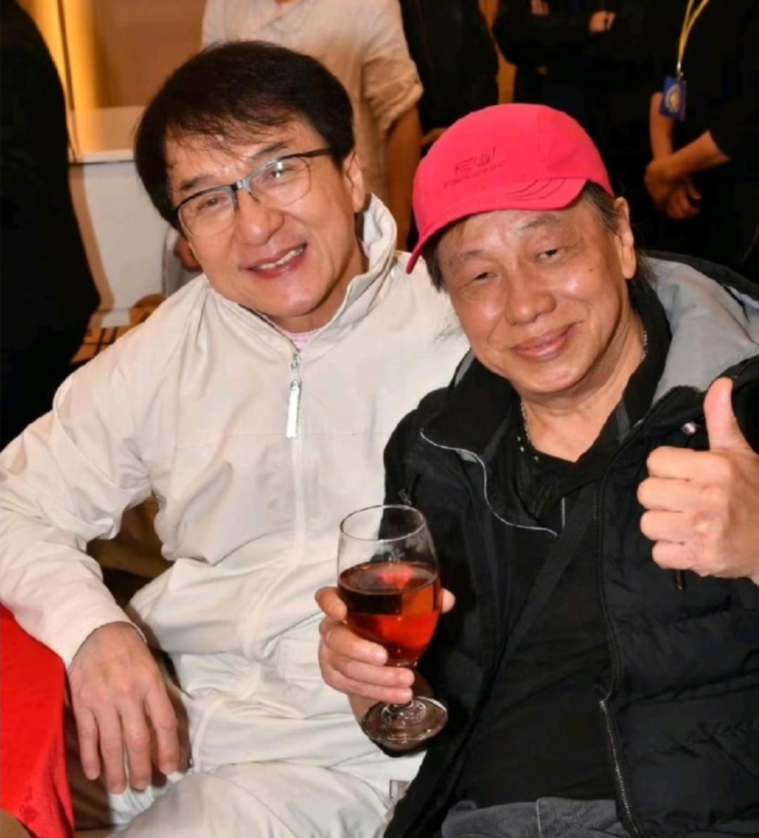 泪目了，成龙发文悼念梁小龙！同为香港“四小龙”，看到死讯，成龙大哥写的第一