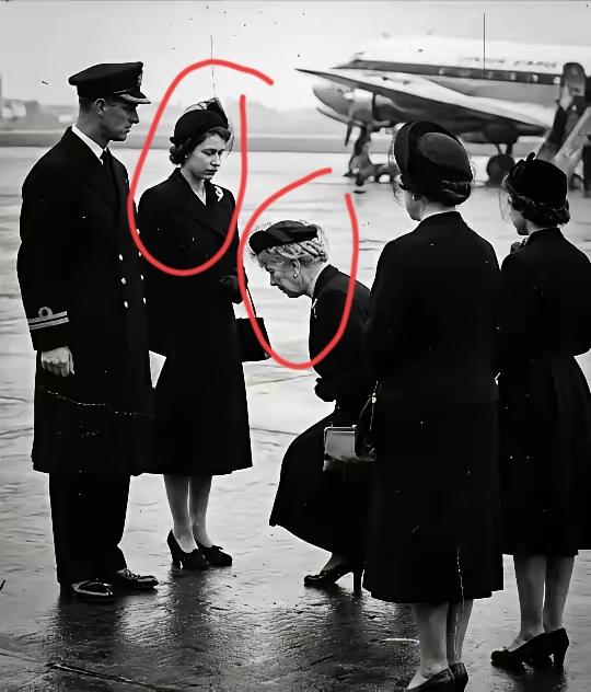 不愧是玛丽太后，一个屈膝，将年轻的英女王拉回了现实！伊丽莎白二世没有想到，自己