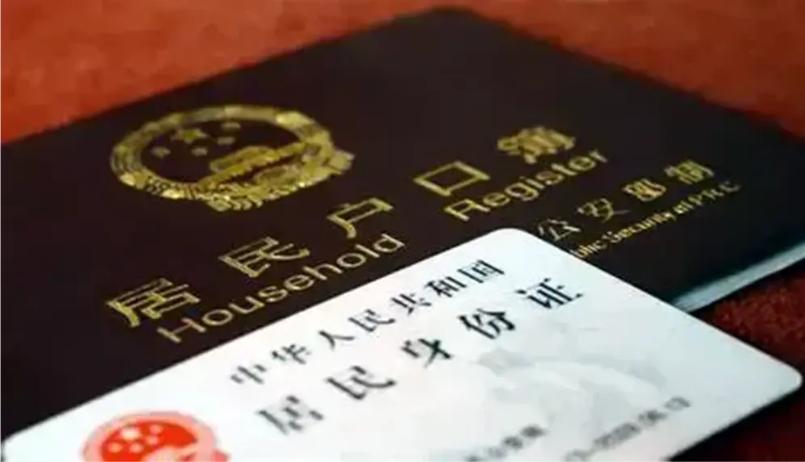 国庆前夜，杭州机场，华人Sam拿着澳洲护照准备登机，结果被边检大屏一把摁住——系