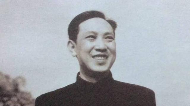 田家英出生于1922年的成都一个寻常家庭，早年生活艰辛。三岁丧父，九岁丧母，十一