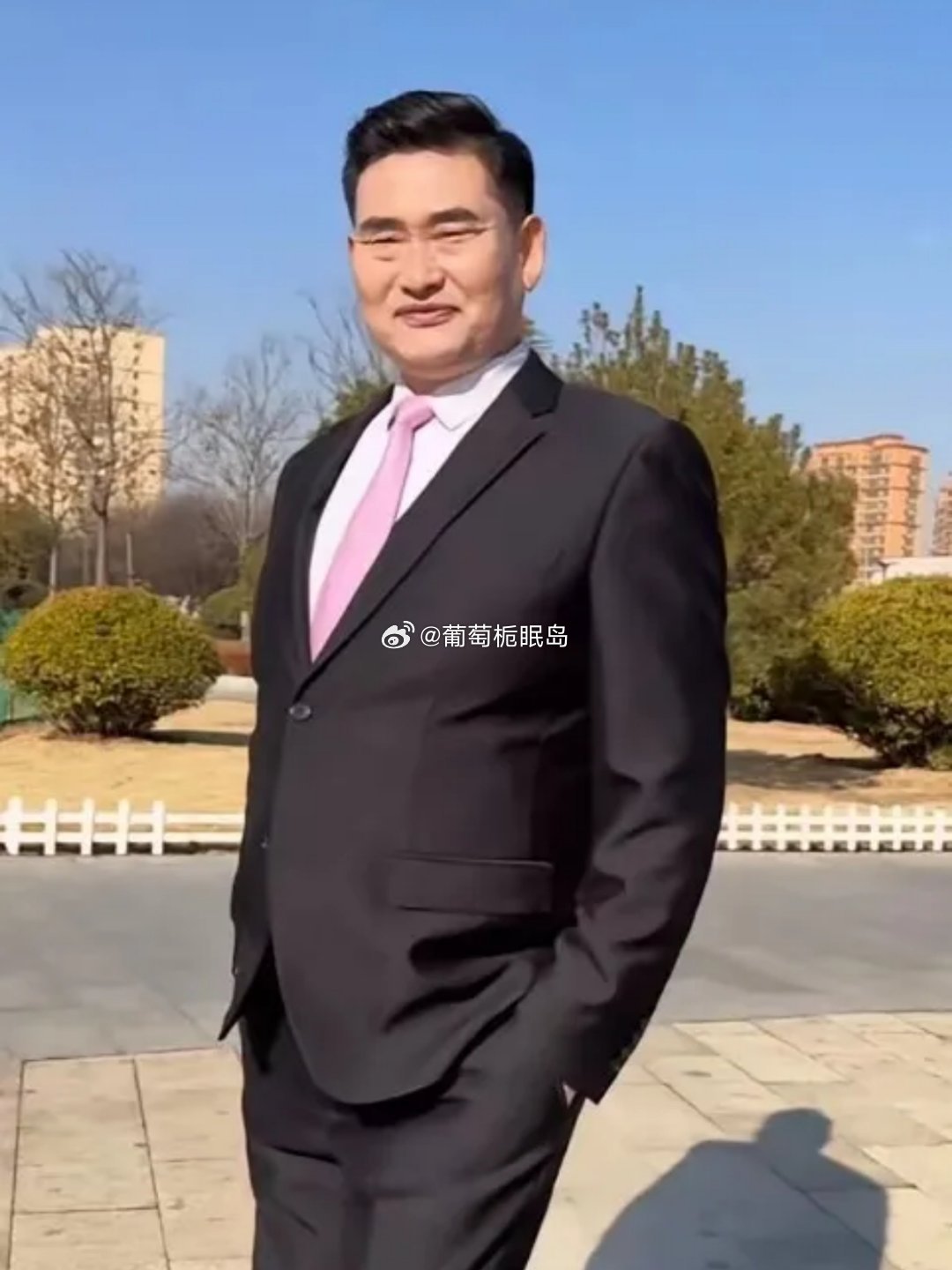 朱之文真是个神奇的人物，你别看他平时窝窝囊囊不修边幅，挺着个大肚子，人没到肚子倒