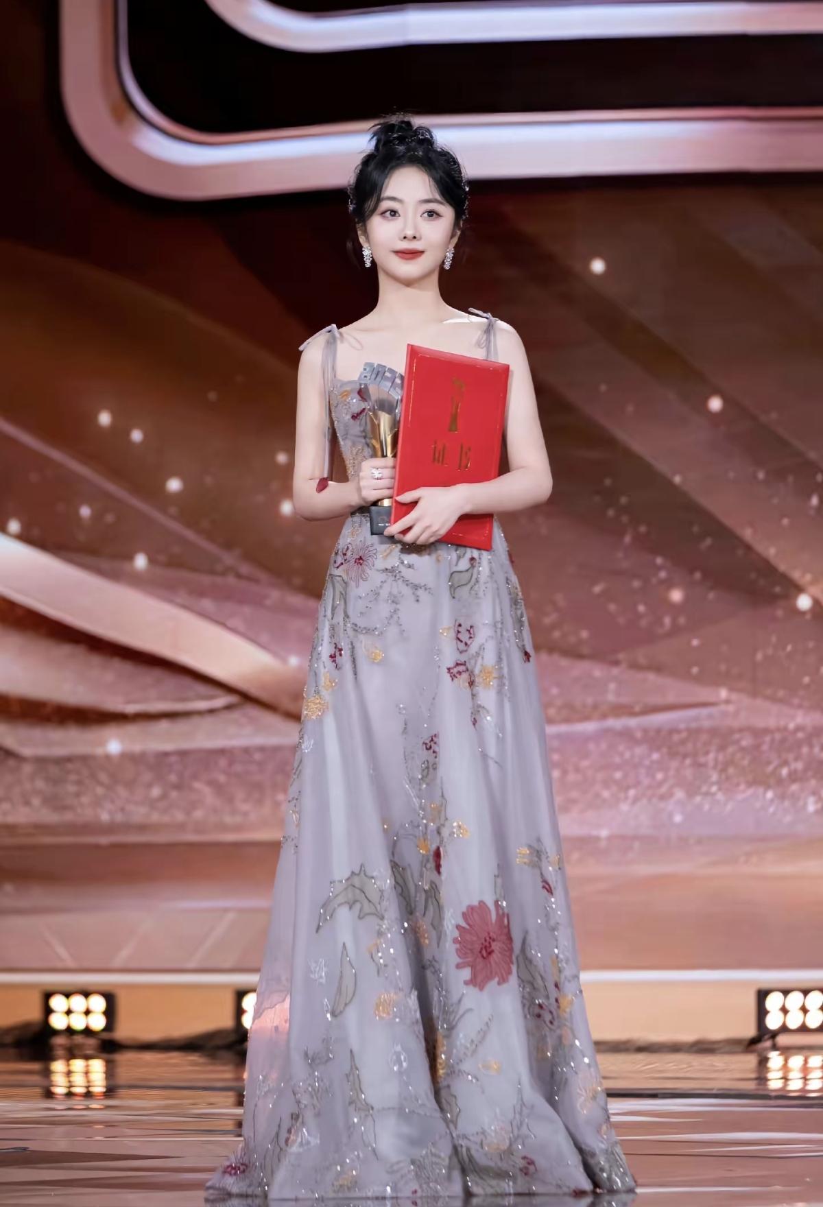  每一个角色都值得被看见，每一份努力都不会被辜负。恭喜谭松韵[比心] 优雅永不过