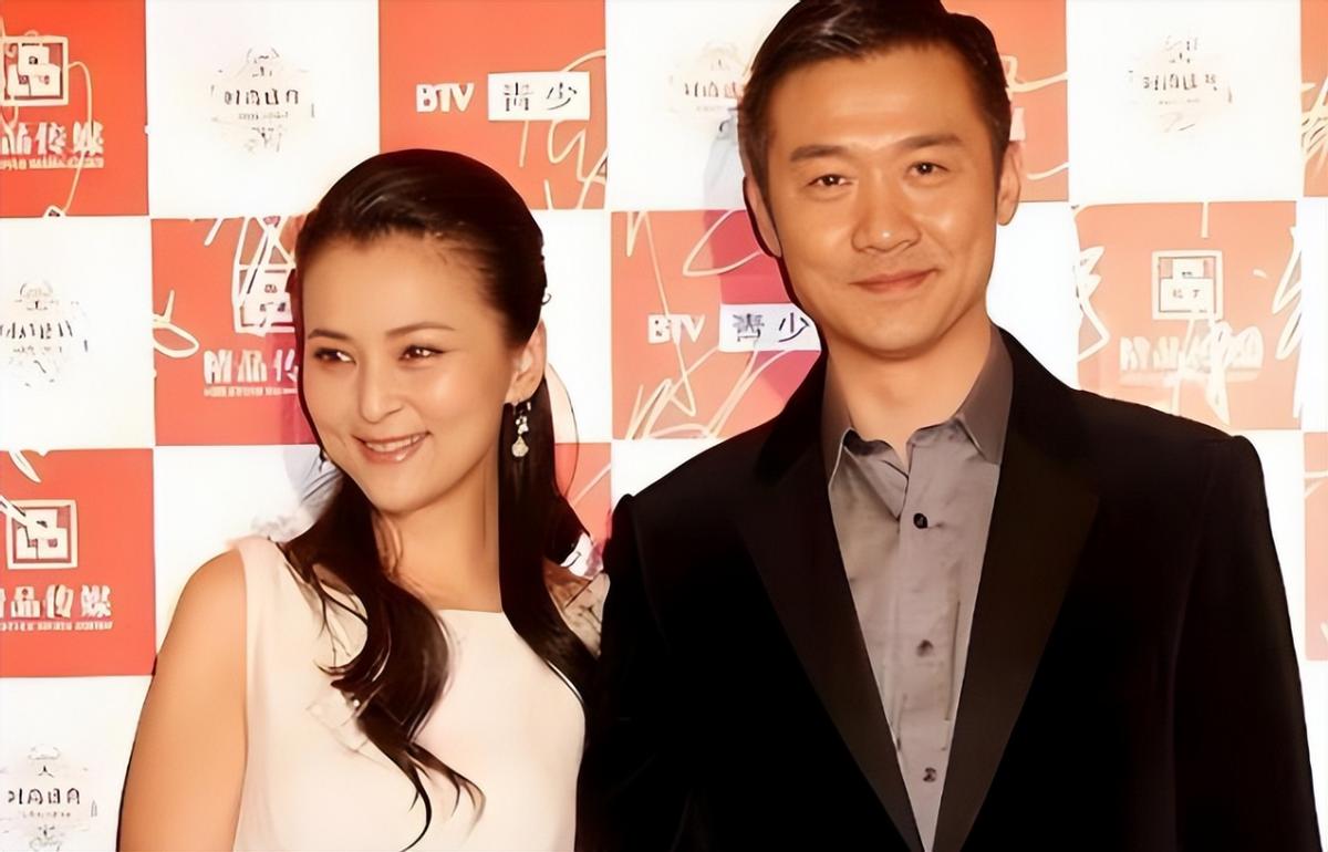 当年还没离婚的黄志忠爱上了柯蓝，为了与柯蓝在一起，不惜与发妻何音离婚。可没想到同