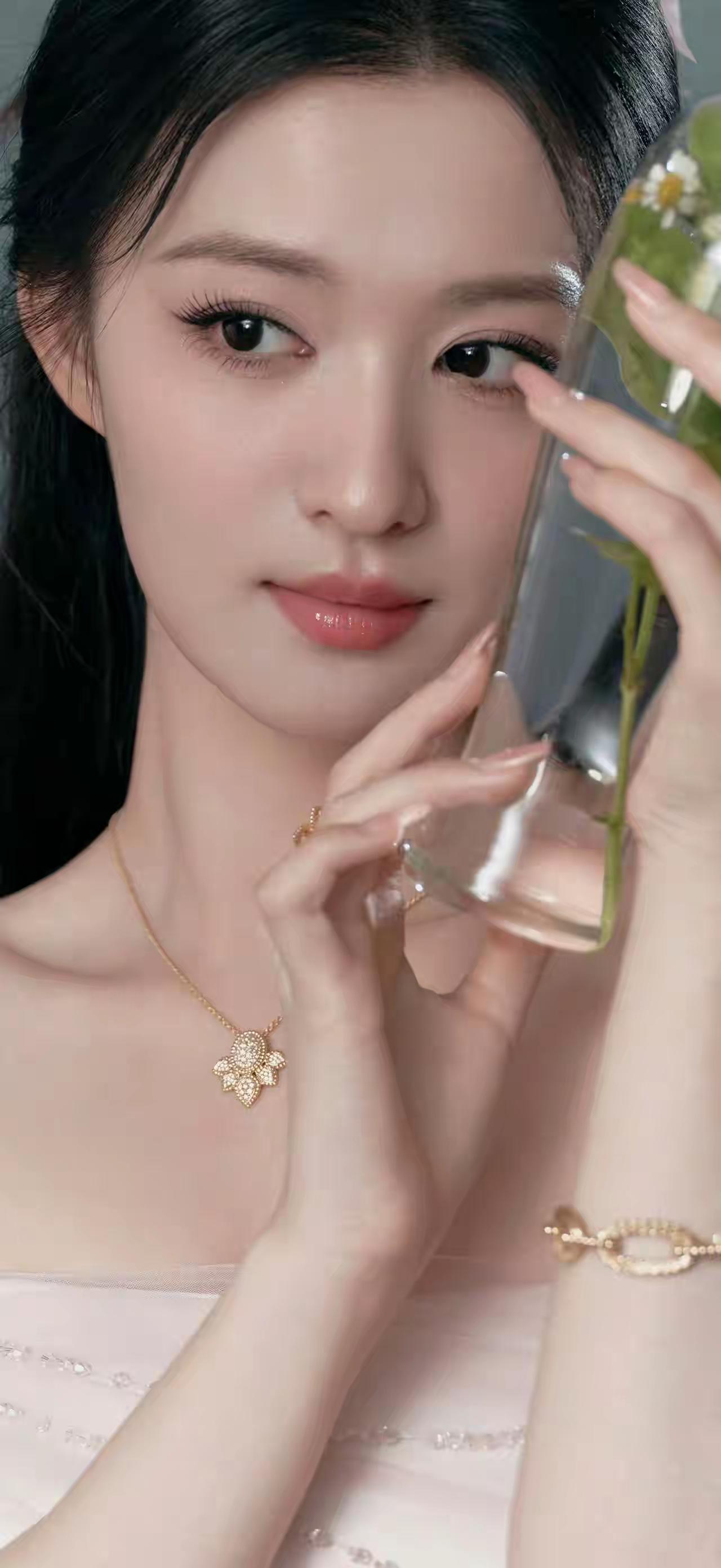 花影摇曳，玉人含笑。