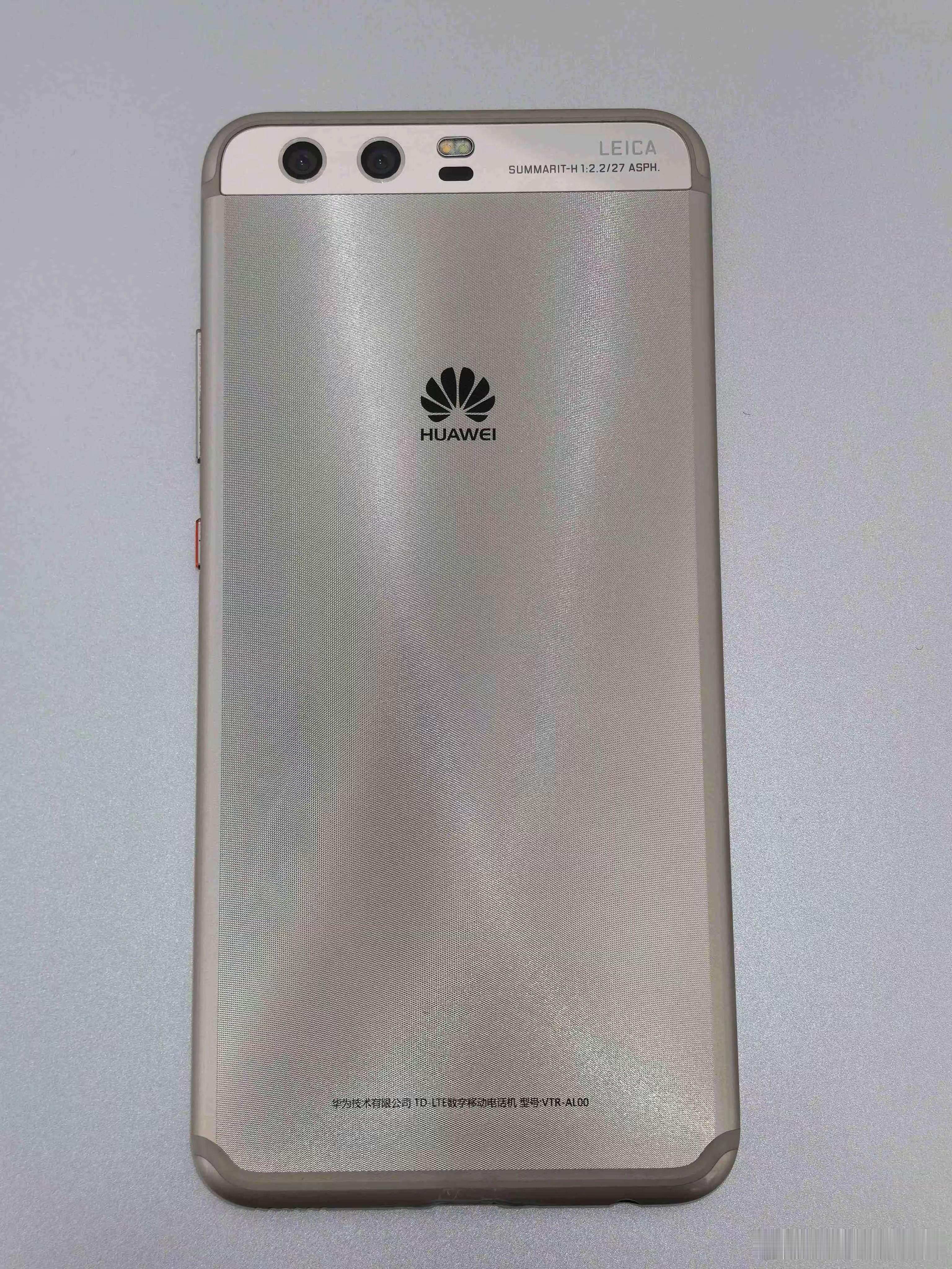 华为P10，曾经的机皇，摄像头做得很平整，手感好，外观即使放到现在都不落伍！