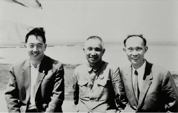 1972年，军事科学院副院长<em>粟裕大将</em>去看病，司机小温正开着车。突然，小温对警卫员