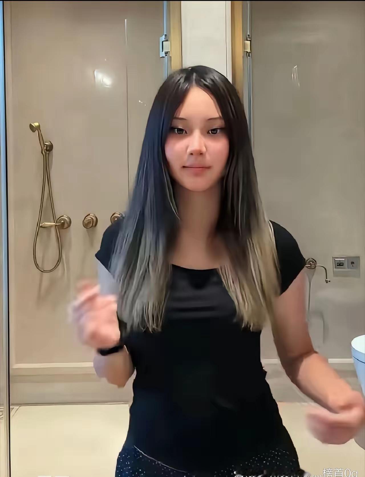 甜馨出落成大姑娘了可反倒没了从前那股灵动的可爱劲儿日常穿搭的风格太过老成