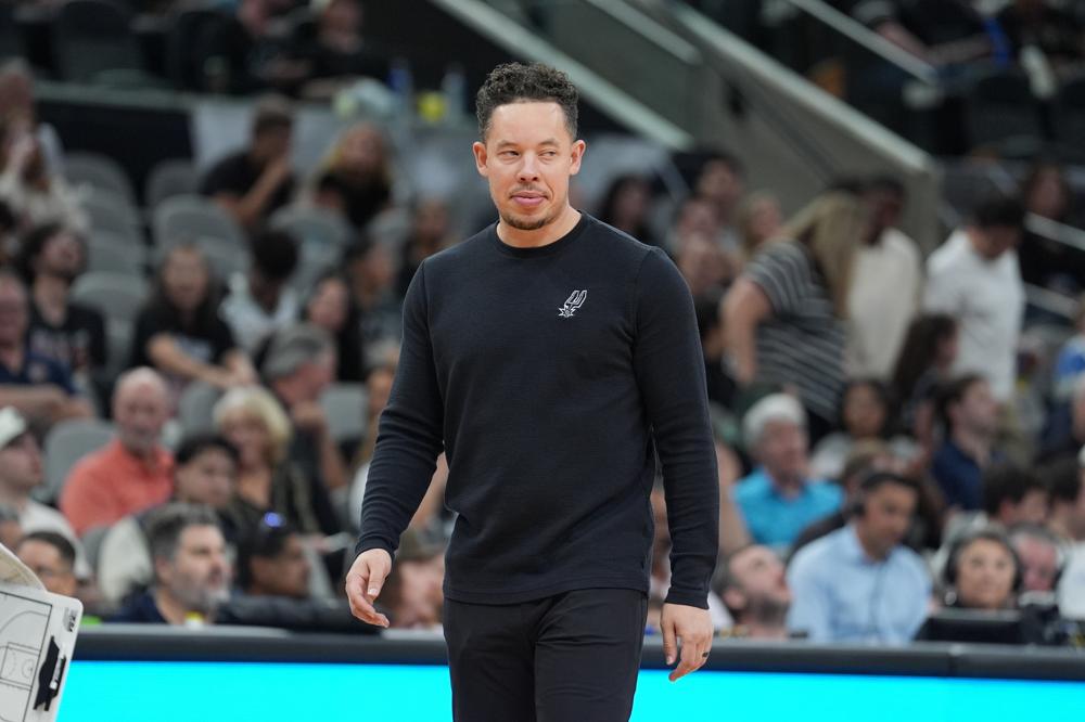 波波维奇刚交出兵权，圣安东尼奥就杀疯了。米奇约翰逊这个狠人，在整个2月份带