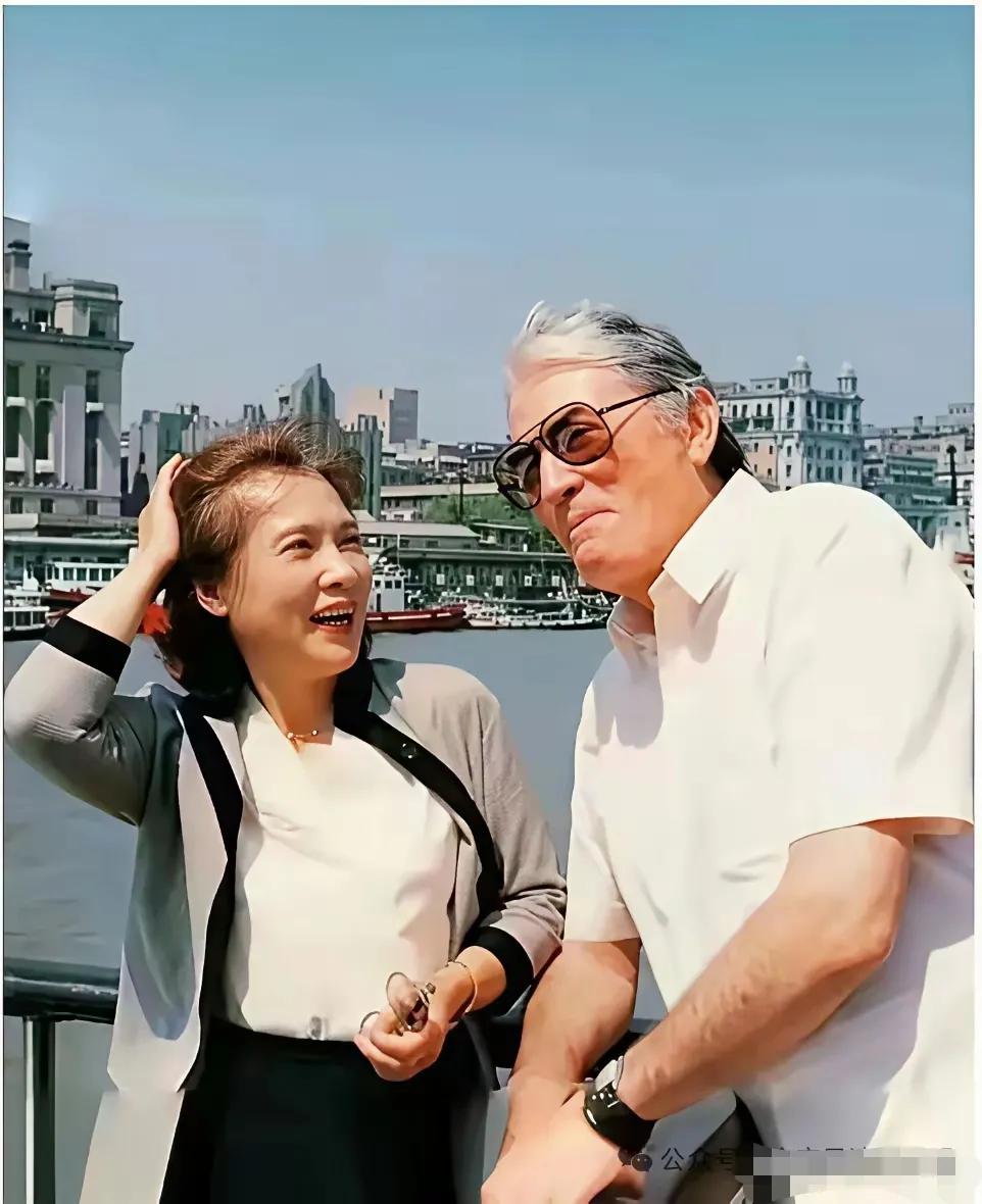 这是秦怡在1987年，与一位著名外国影星的合影，这名外国影星大家应该熟悉吧？出演