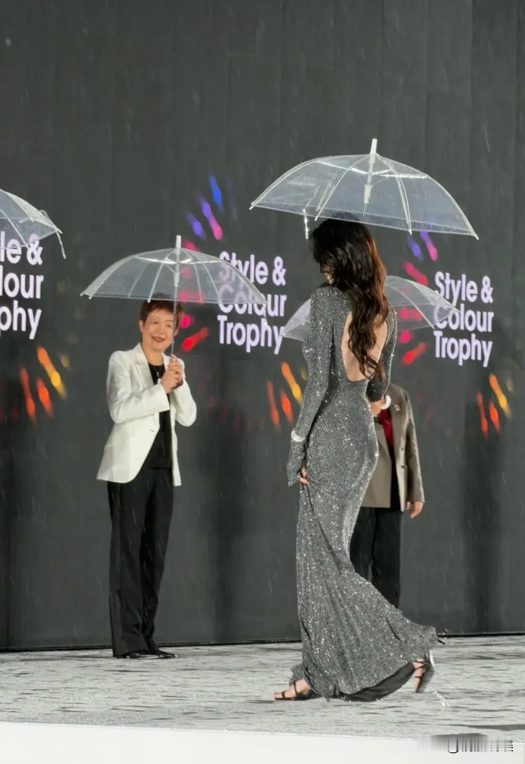 看到奚梦瑶这个背影，你就知道她为啥能稳坐豪门媳妇的位置了。她不是那种富贵了就躺平