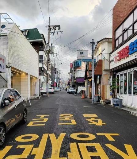 中国人不高兴的后果有多严重呢？2016年，韩国人联名请愿，要求拒绝中国游客进入济