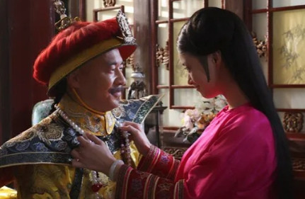 2010年，投资7000万的《甄嬛传》开拍，陈建斌第一次见到蒋欣，随口说了一句：