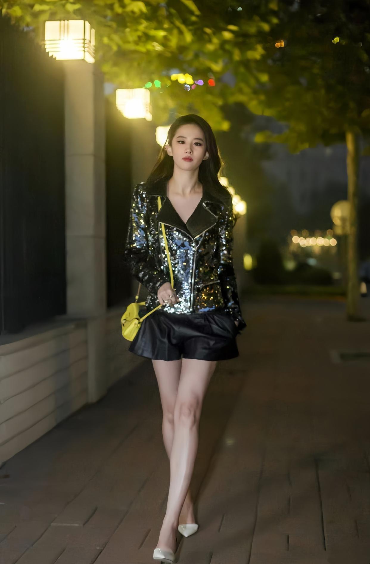 刘亦菲OL风壁纸，黑色妆造，冷酷迷人。