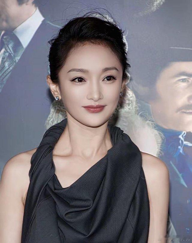 周迅在《如懿传》里被骂鬼迷日眼，导演终于说实话了。汪俊亲口承认，前三集是快杀青