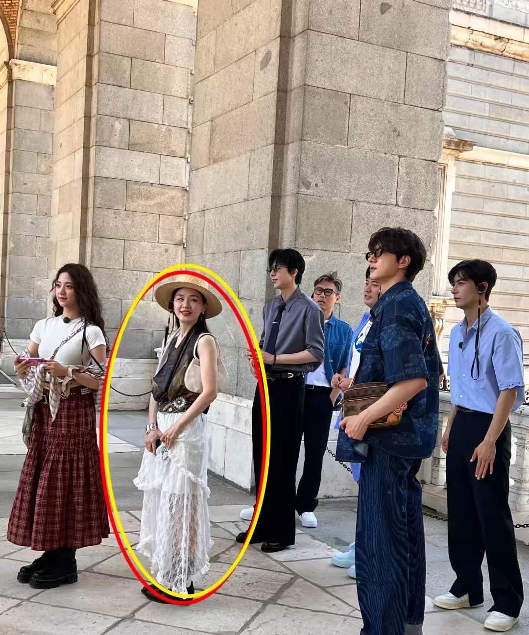 好羡慕金婧啊，左边刘宇宁右边林一，我喜欢的爱豆和帅哥包围了她跟之前贾玲拥抱肖