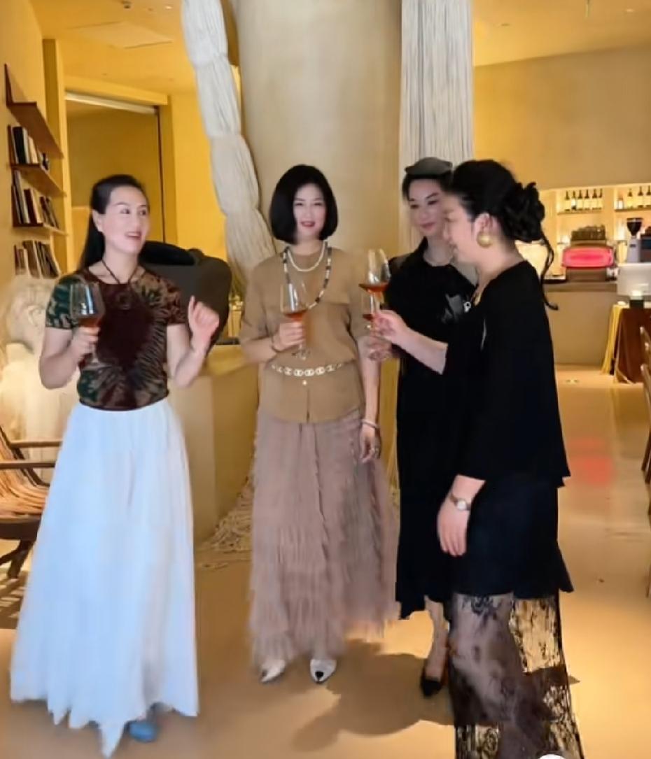 有钱有闲的富婆们，背后有多么优秀的男人，才能撑得起她们霍霍。