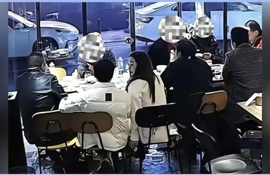 10人聚餐，9人开溜，剩1人抗下1262元餐费，组局者玩消失，结局反转。大