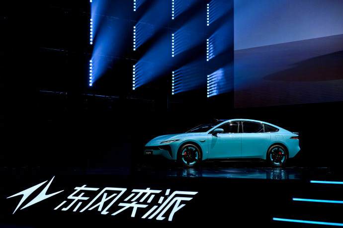 年轻人的科技性能玩具东风这次上新的eπ007+，定位是“智美超能轿跑”，意思很