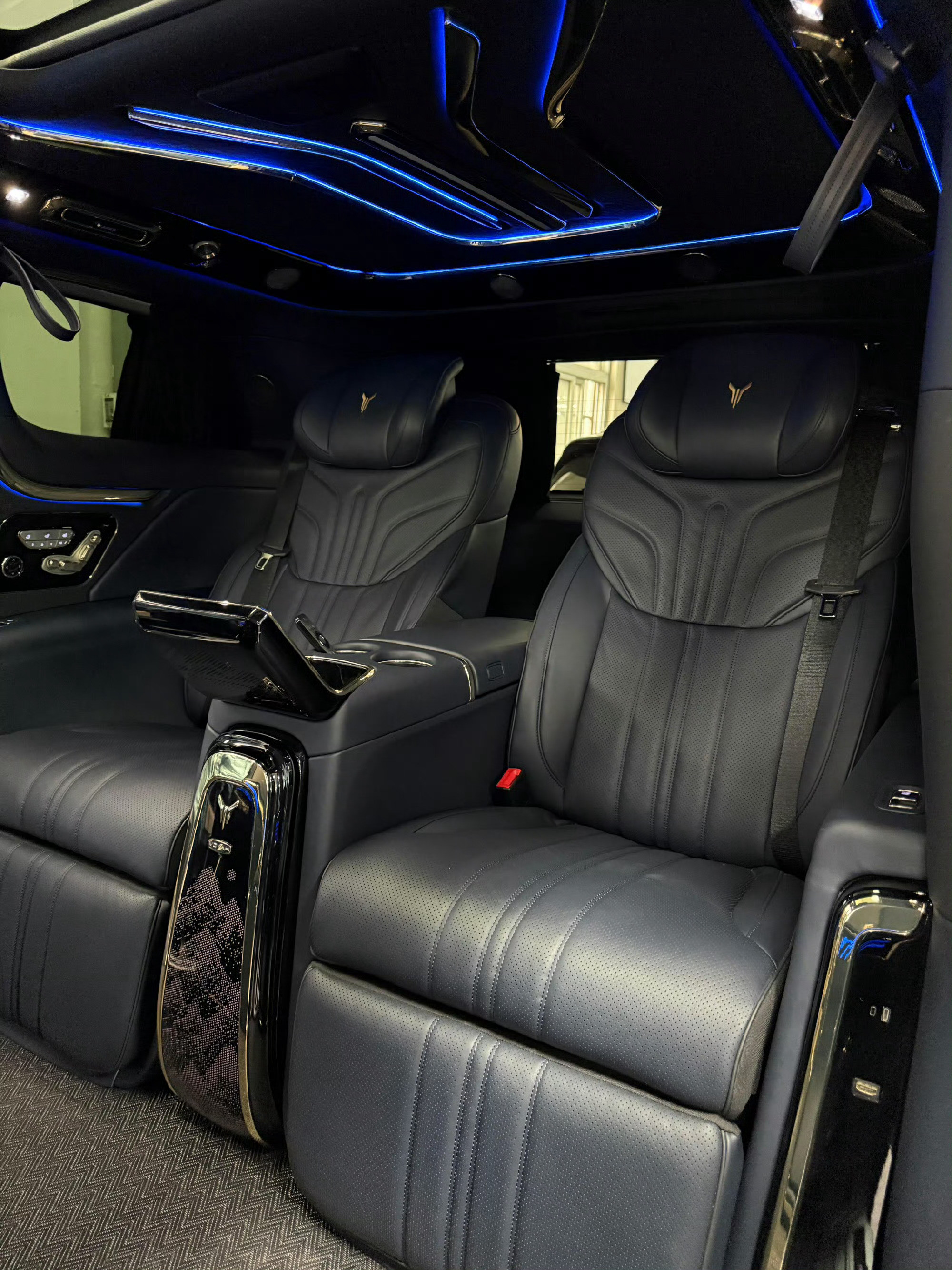 后排航空座椅带腿托按摩，长途乘坐变成享受，全家出游再没人抱怨坐车累了。