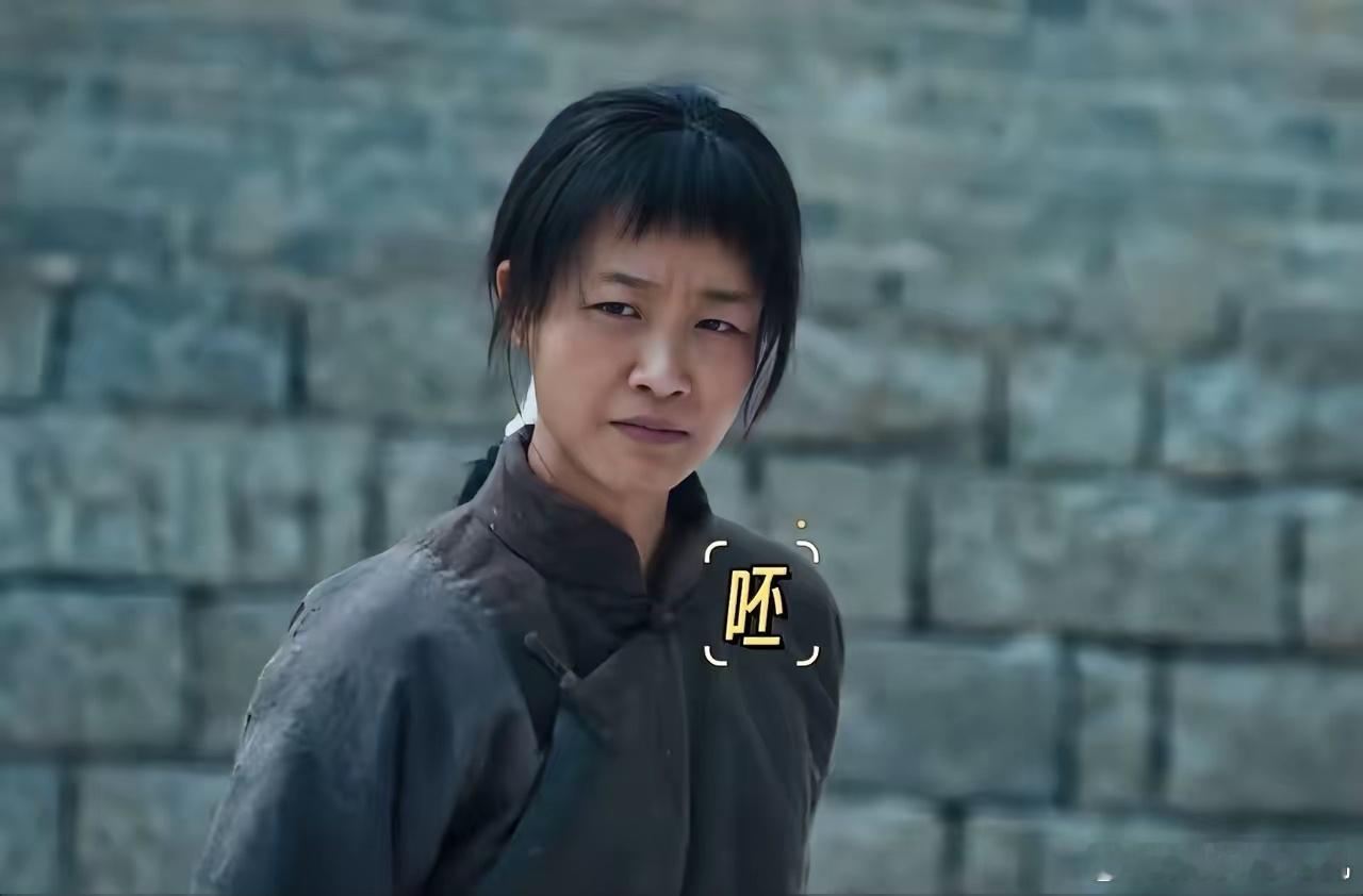 蓝盈莹估计压力很大吧，她辗转反侧，怎么也想不通啊，明明在电视剧《生万物》里，她只