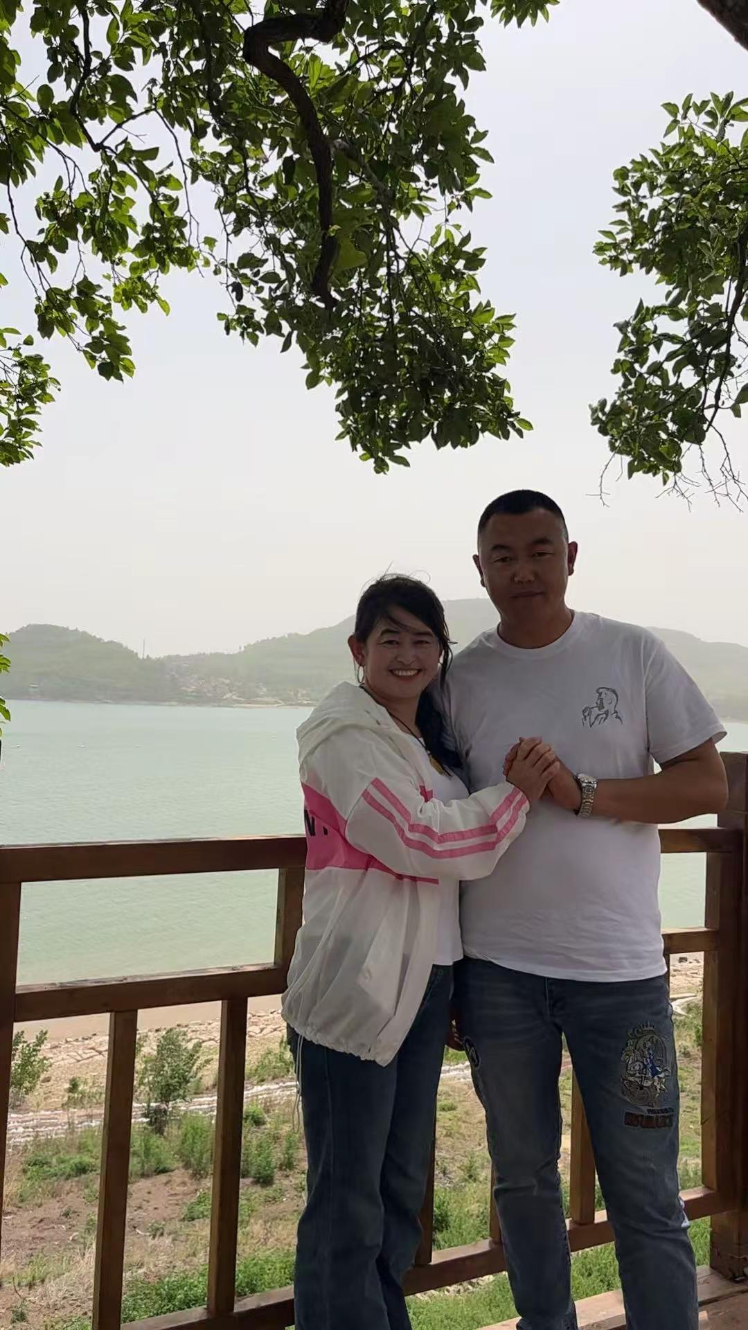 坐宝马，住别墅，不如两口子牵手过马路