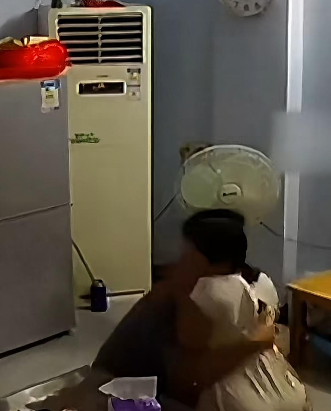 男子怀疑老婆对婚姻不忠，偷偷在家里安了监控，没想到见到妻子和他人举止亲密，证实了