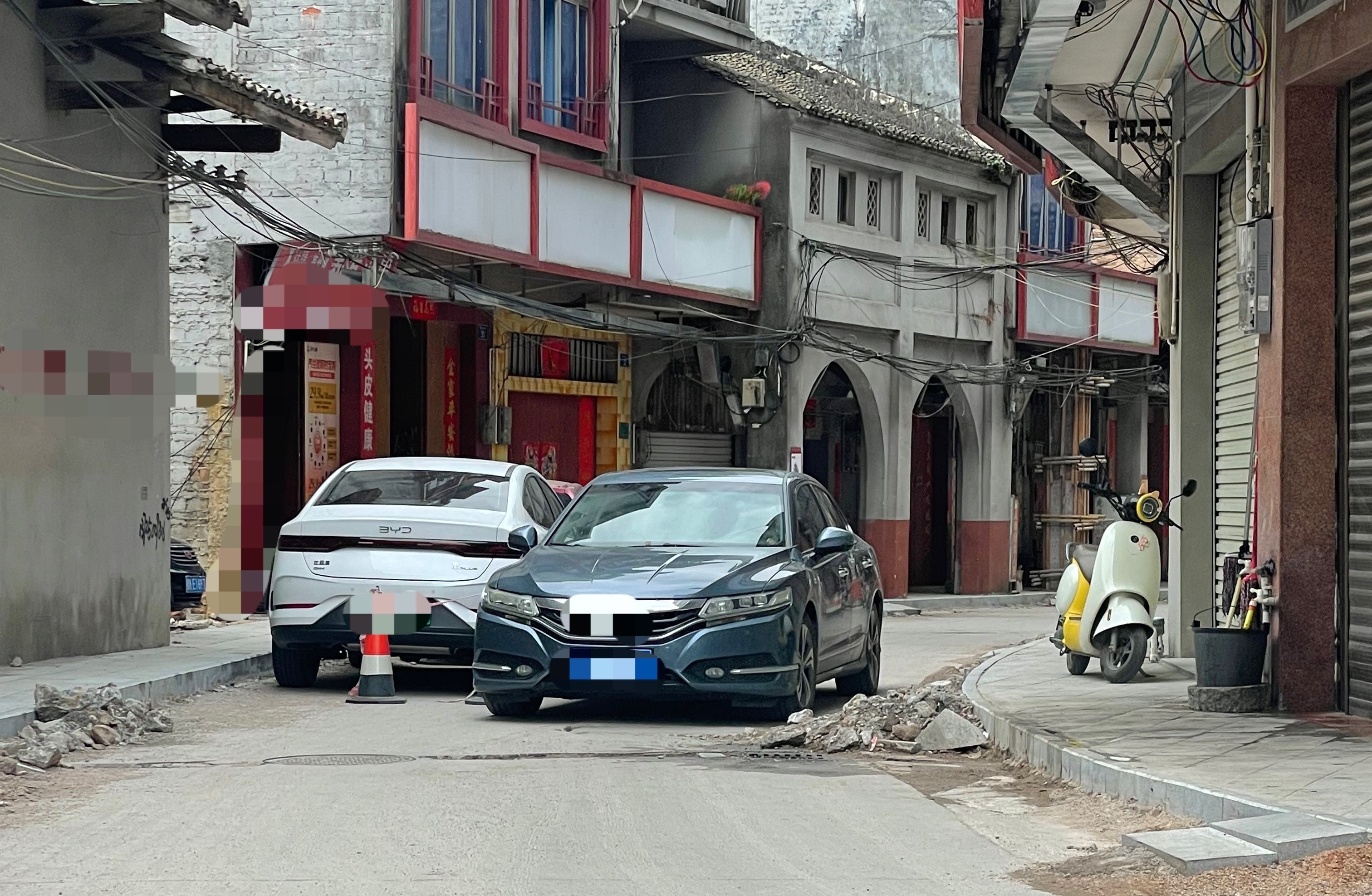 【玉林某地老街变成了汽车的停车场】5月17日，据网友爆料称：玉林市某地的一老街，