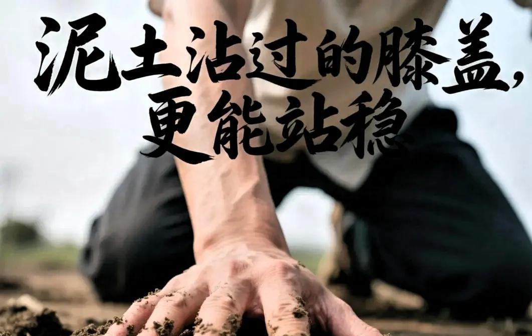 深夜刷到个视频：装修工徒手爬上脚手架，用矿泉水瓶自制工具换灯泡。弹幕炸了："这也