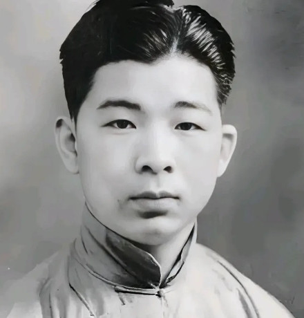 冯运修，北平“抗日杀奸团”成员。抗日杀奸团隶属军统，这是军统的外围组织，按照