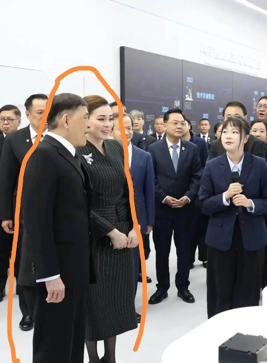 不用怀疑了，苏提达能走上王后的位置绝对是真爱。你看泰王玛哈和苏提达一起观看展