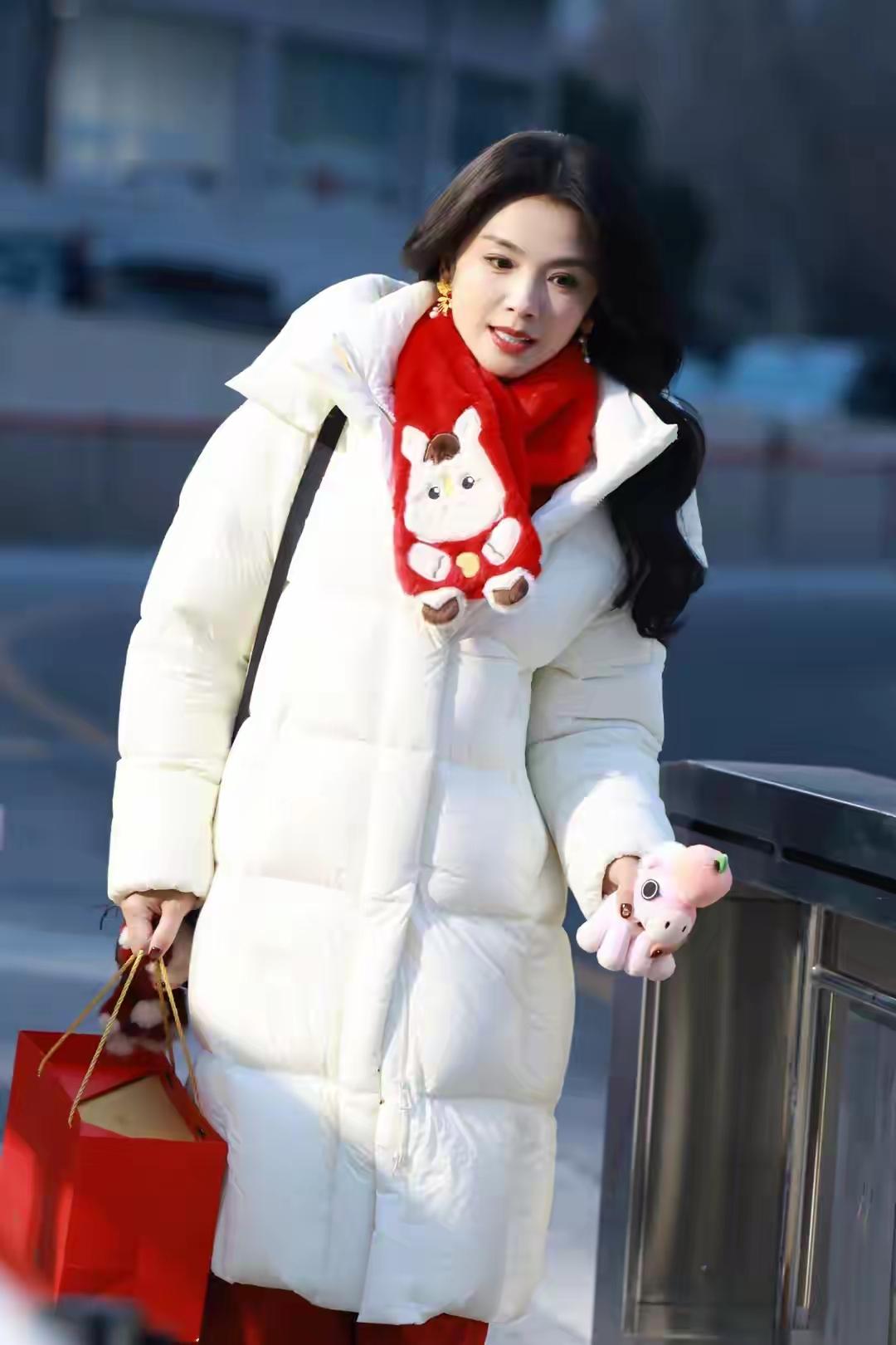 又被刘涛圈粉了！刘涛春晚彩排路透照，穿白色长款羽绒服搭配红色小围巾，手里提着红