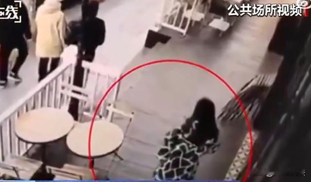 上海，郭女士来到浦东一家饭店吃饭，吃完饭之后，郭女士独自离开。出餐厅大门之后，郭