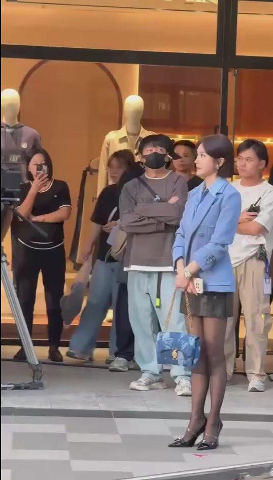 秦岚新剧路透，直接被她的黑丝美腿惊艳到失语！那双腿笔直修长，比例堪称逆天，黑丝更