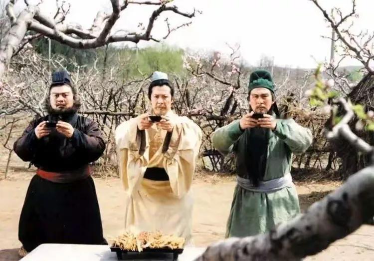 建安二十四年，关羽兵败麦城，被孙权部将马忠擒杀。消息传到成都，刘备哭得几乎昏厥。