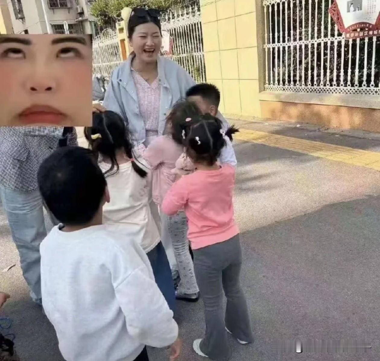 万万没想到！热熔胶事件的幼儿园竟反打一耙，说家长是在无理取闹，想护着这个老师