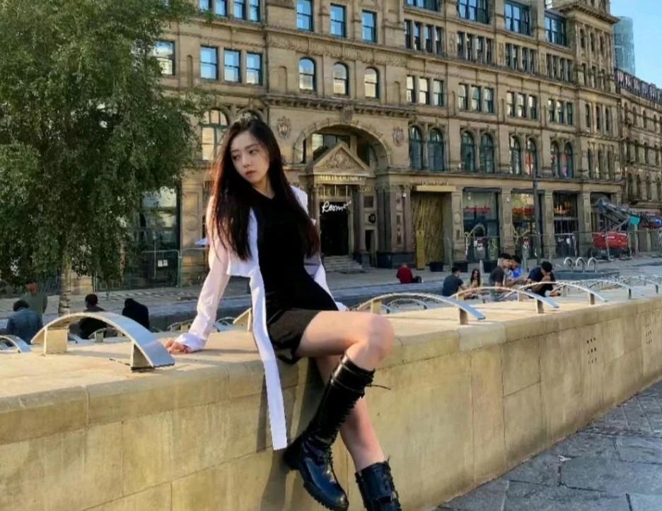 赵心童获得斯诺克世锦赛冠军后，网友们发现他有两任女朋友！现任女友，林可馨，24